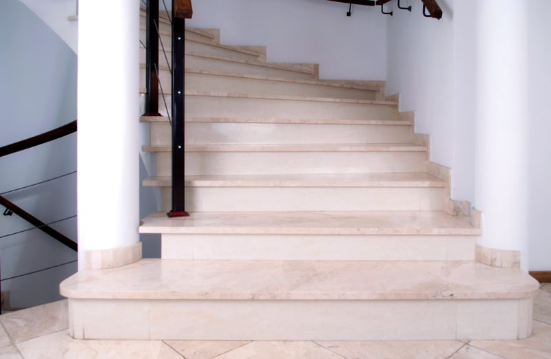 Schody granitowe – co warto wiedzieć? Co wyróżnia schody z kamienia naturalnego?