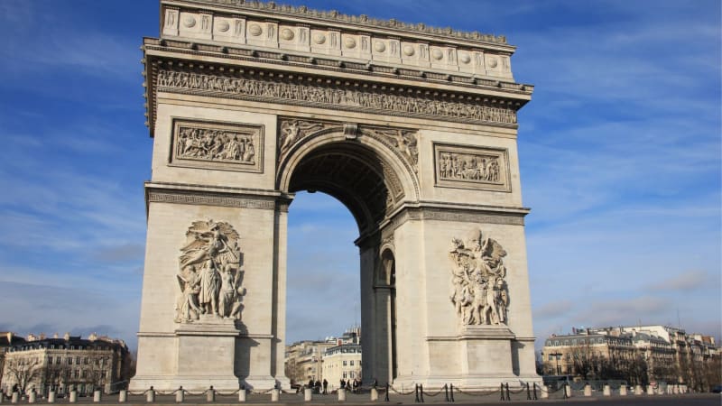 Arc de Triomphe - monumentale toegangspoort tot de Champs-Élysées, met uitzicht over de hele stad