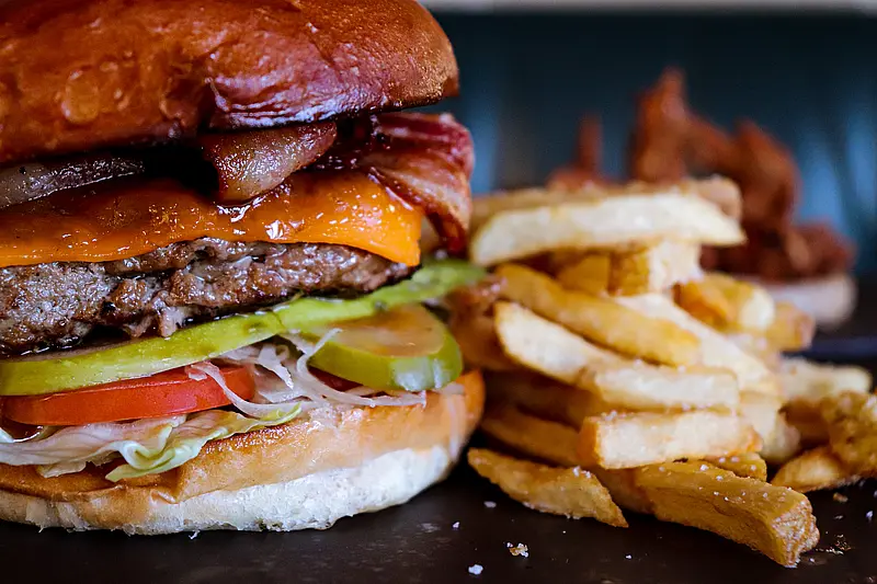 Cheeseburger McDonald kcal - sprawdź ile kalorii ma kultowa kanapka!