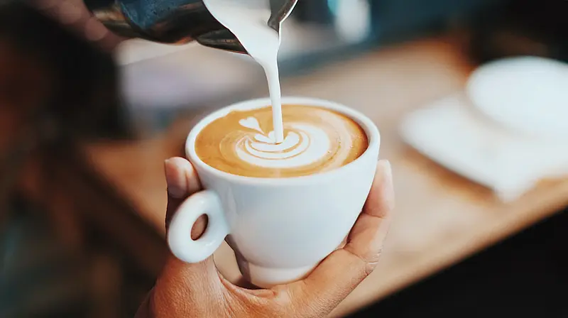 Kawa z mlekiem kcal - sprawdź ile kalorii ma kawa z mlekiem, cukrem i rozpuszczalna!